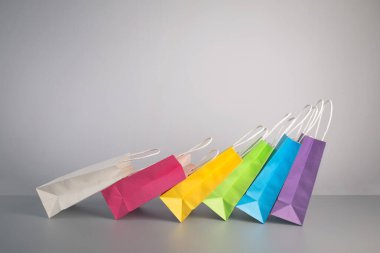 Renkli kağıt hediye paketi.