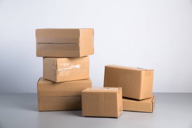 Yeni bir karton yığını