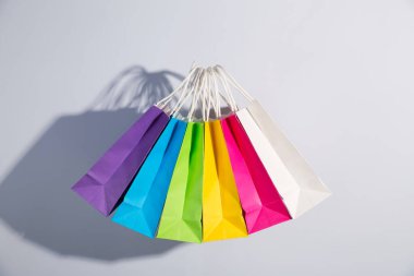 Renkli kağıt hediye paketi.