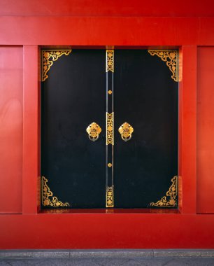 Asya tipi eski ahşap kapı.