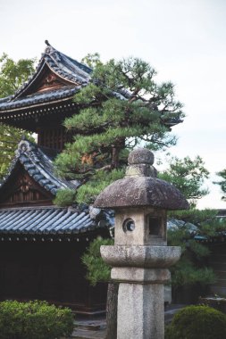 Japon tapınağındaki taş fener.