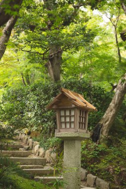 Japon ahşap feneri parktaydı.