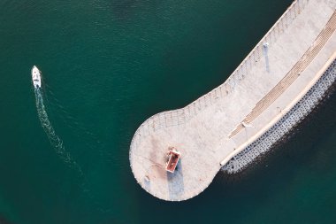 Çin 'de, denizde bir yat.
