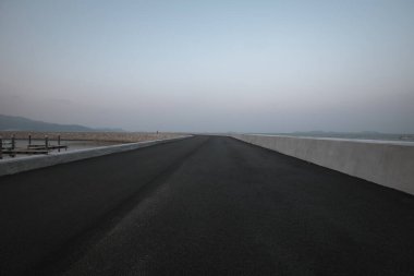 Deniz kenarında asfalt yol