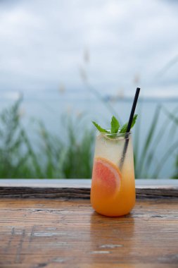 Shenzhen Çin 'de denizin kenarında iç.