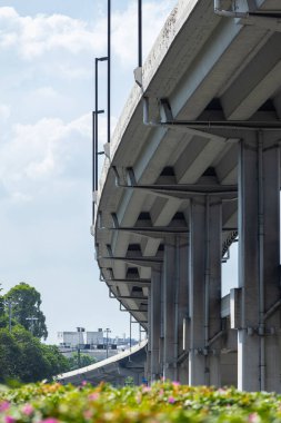 Guangzhou Çin 'deki modern üstgeçit.