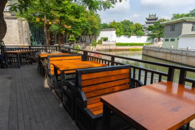 Çin 'deki Guangzhou nehrinin kıyısında bir masa ve koltuk.