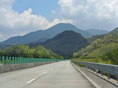 Guangzhou Çin 'de manzaralı otoyol.
