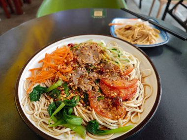 Restoranda Lanzhou biftekli şehriye