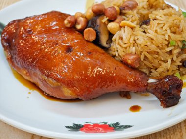 Glutinous pilav ve tavuk budu.