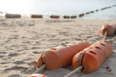 Sahildeki şamandıra hatları