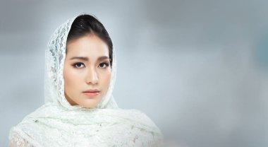 20 'li yaşlardaki Asyalı kadının güzel bir düğün cildi var. Dantelli başörtüsü kadın mutlu bir gülümseme hisset moda modası gri arka planda izole edilmiş fotokopi alanı üzerine pozlar