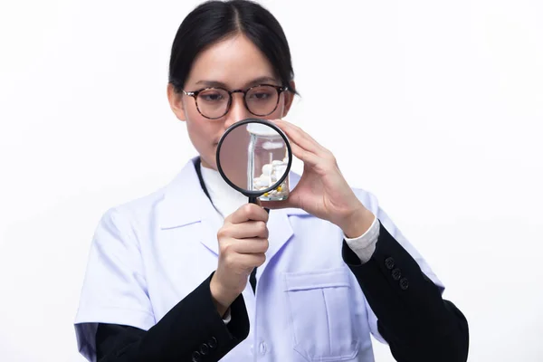 Напівтіло Обличчям Азіатських Жінок Фармацевт Доктор Носіть Офіційну Лабораторну Шубку — стокове фото