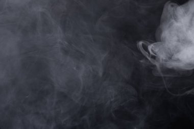 Beyaz Duman ve Sis 'ten Yoğun Kabarık Kabarık Tütsüler Siyah Arkaplan' da, Soyut Duman Bulutları 'nda, Hareketin Odak Noktası Bulanık. Kuru buz sineğinin dumanı havada uçuşuyor, dokuyu etkiliyor.