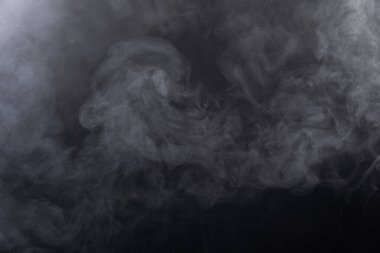 Beyaz Duman ve Sis 'ten Yoğun Kabarık Kabarık Tütsüler Siyah Arkaplan' da, Soyut Duman Bulutları 'nda, Hareketin Odak Noktası Bulanık. Kuru buz sineğinin dumanı havada uçuşuyor, dokuyu etkiliyor.
