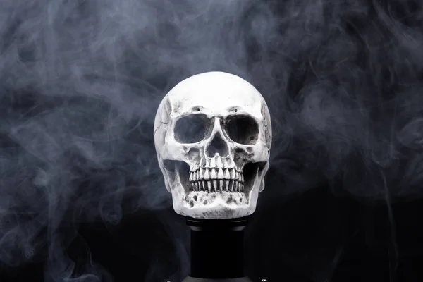Crâne Humain Halloween Sur Une Vieille Table Sur Fond Noir — Photo