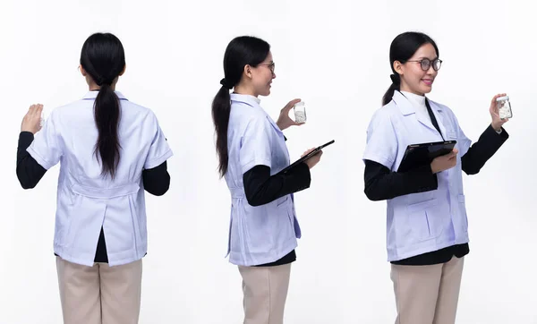 30多岁40多岁的亚洲女药剂师博士 360前侧后视镜 穿着正式的实验室工作服裤子 微笑医院的女性携带处方药药丸越过白色背景隔离 — 图库照片