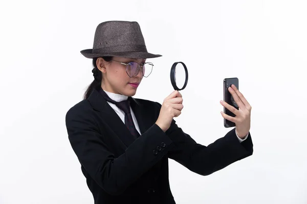 女性刑事は死の原因を拡大する自信を持って調査を保持します 孤立した白い背景 ハーフボディ20代アジアの女性は黒のビジネススーツネクタイドレス帽子眼鏡を着用し 検索真実を調査 — ストック写真