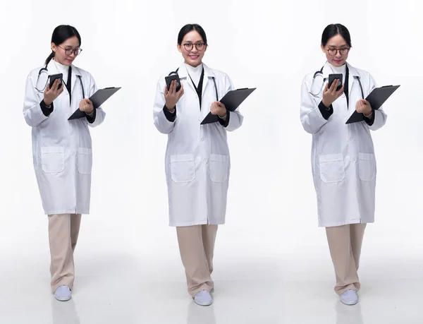 Longitud Completa 30S 40S Mujer Asiática Doctor Con Estetoscopio Caminando —  Fotos de Stock