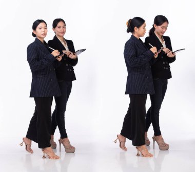 Ofiste yürürken dijital tablet projesini tartışan iki Asyalı kadın yönetici, telefon kullanırken dokunmatik ped üzerinde çalışan kendine güvenen bayan girişimciler, beyaz arka plan izole edilmiş