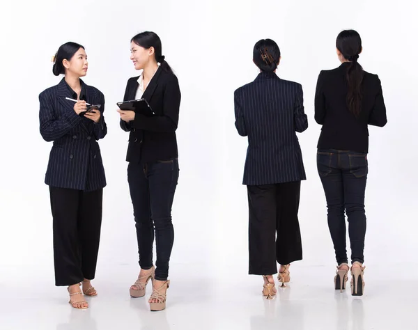 Двоє Азіатських Жінок Менеджерів Обговорюють Ідеї Проекту Цифровій Планшеті Стоячи — стокове фото