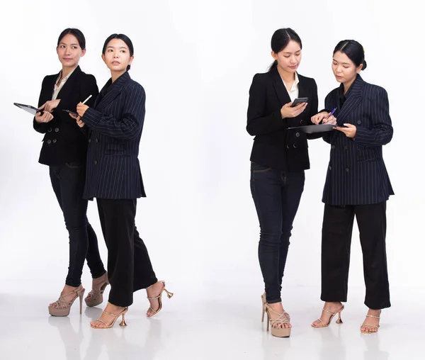 Zwei Asiatische Managerinnen Diskutieren Projektideen Auf Digitalem Tablet Büro Selbstbewusste — Stockfoto