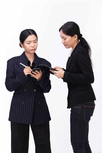 Dos Mujeres Asiáticas Gerente Discutiendo Ideas Proyecto Tableta Digital Mientras — Foto de Stock