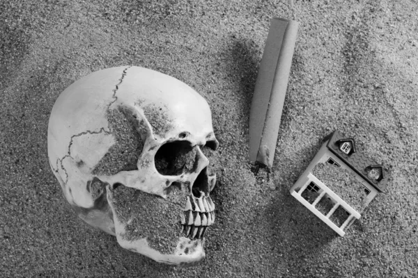 死亡骷髅在沙滩下 用遗愿或藏宝图隔离 财务财务财务合同或律师给家庭的信 保险死亡概念 复制空间 — 图库照片