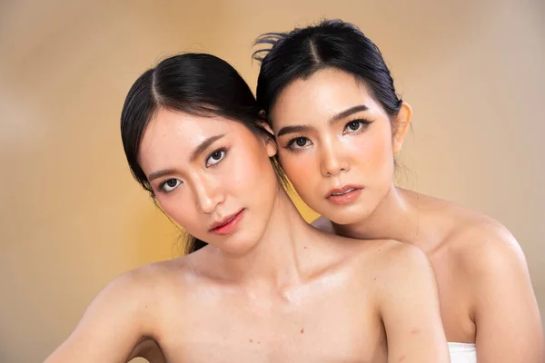Portret Twarz Strzał Dwie Piękne Młode Azjatki Kosmetykiem Mody Tworzą — Zdjęcie stockowe