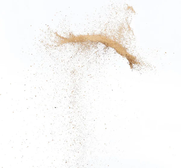 砂の爆発飛んで 黄金の砂の波が爆発する 抽象的な砂の雲飛ぶ 空気中で黄色の色の砂のスプラッシュ投げ 白の背景分離された高速シャッター 凍結停止運動を投げる — ストック写真