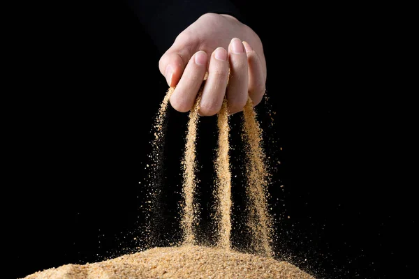 Hand Loslatend Zand Fijn Zand Dat Door Vingers Stroomt Tegen — Stockfoto