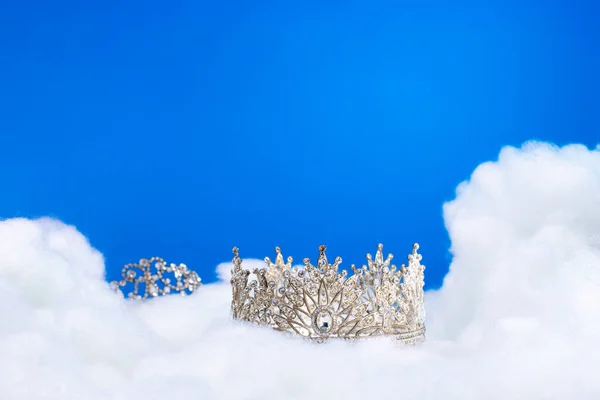 飘飘欲仙的云彩钻石王冠为小姐选美比赛带来了深蓝色的天空氛围 远足露营讲台的背景图 — 图库照片