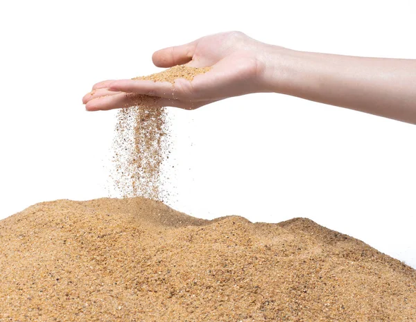 손으로 모래를 떨어뜨린다 배경에 손가락 사이로 흐르는 컨셉트 고립된 — 스톡 사진