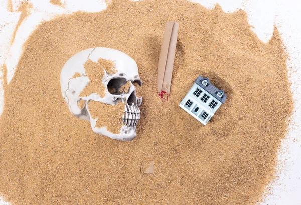 ラストで隔離された砂浜の下の死の頭蓋骨は 継承するか 宝の地図 財産契約または家族への手紙弁護士 保険デッドコンセプト コピースペース — ストック写真