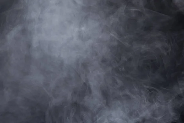 浓密的白烟和雾气在黑色背景下的蓬松浓雾 抽象的烟云 运动模糊的焦点 机械式干冰喷出的烟尘在空气中飘扬 影响质感 — 图库照片