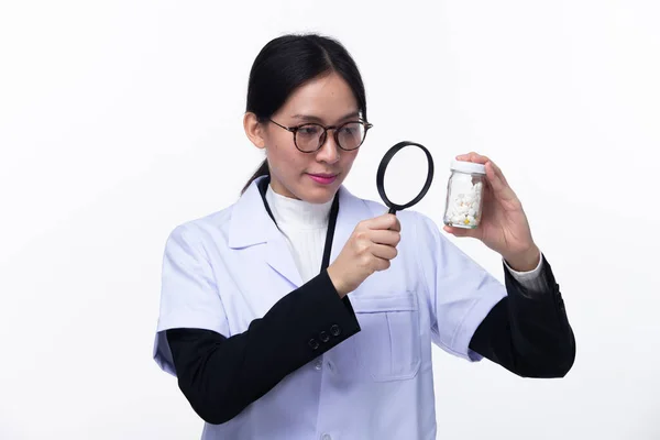 Fél Test Arc Évekbeli Ázsiai Gyógyszerész Doktor Viselj Hivatalos Laborköpenyt — Stock Fotó