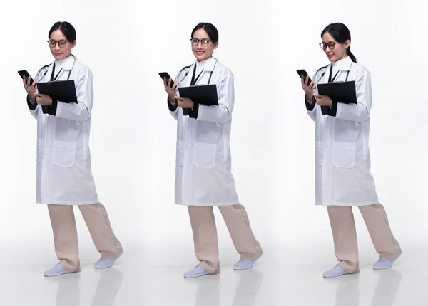 Pełna Długość 30S Asian Woman Doctor Stetoskopem Idąc Przodu Lewo — Zdjęcie stockowe