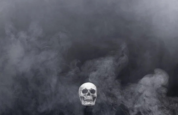 Halloween Crânio Humano Uma Mesa Velha Sobre Fundo Preto Forma — Fotografia de Stock