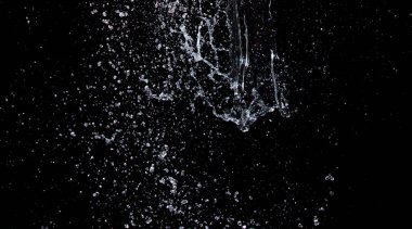 Şekil şeklindeki su damlası, havada dalgalanan su saldırısına dönüşür ve hareketsiz atışı durdurur. Doku grafik kaynak elementleri için su sıçrat, siyah arkaplan izole edildi