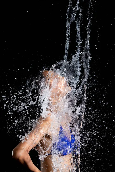 비키니를 아시아 아쿠아 스튜디오에서 나체로 물보라가 속으로 퍼진다 마시는 재미있는 — 스톡 사진