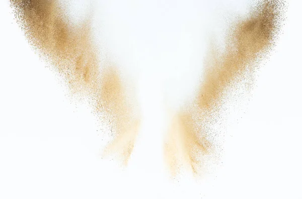 砂の爆発飛んで 黄金の砂の波が爆発する 抽象的な砂の雲飛ぶ 空気中で黄色の色の砂のスプラッシュ投げ 白の背景分離された高速シャッター 凍結停止運動を投げる — ストック写真