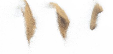 Kum patlaması, altın kum dalgası patlaması. Soyut kum bulutu sineği. Sarı renkli kum damlaları içine hava atıyor. Beyaz arka plan izole edilmiş yüksek hız deklanşörü, dondurma hareketi atıyor