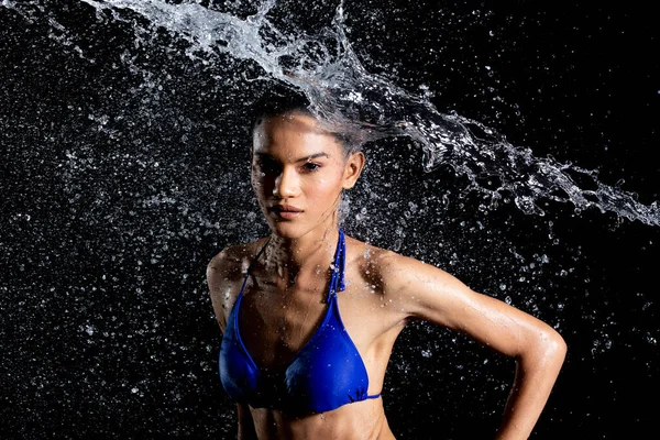 Gebräunte Haut Asiatin Bikini Posiert Aqua Studio Spritzwassertropfen Breiten Sich — Stockfoto
