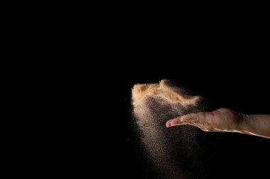 Küçük ölçekli kum patlaması, altın tahıl dalgası patlaması. Soyut bulut sineği. Sarı renkli kum, havaya silis sıçratıyor. Siyah arka plan izole edilmiş yüksek hızlı deklanşör, dondurucu atış