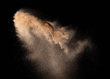 Küçük ölçekli kum patlaması, altın tahıl dalgası patlaması. Soyut bulut sineği. Sarı renkli kum, havaya silis sıçratıyor. Siyah arka plan izole edilmiş yüksek hızlı deklanşör, dondurucu atış