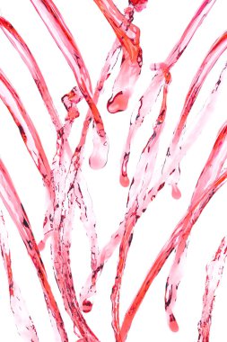 Havadaki sıçramadan kaynaklanan kırmızı meyve suyu. Gökyüzünden su kırmızı domates dökülüyor ve saf doğal olarak arıtılıyor. Su sıçratma akışının şarap şekli beyaz arkaplan üzerinde kutlanır izole