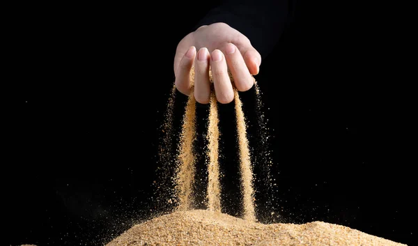 Χέρι Απελευθερώνοντας Άμμο Λεπτή Άμμος Που Ρέει Μέσα Από Δάχτυλα — Φωτογραφία Αρχείου