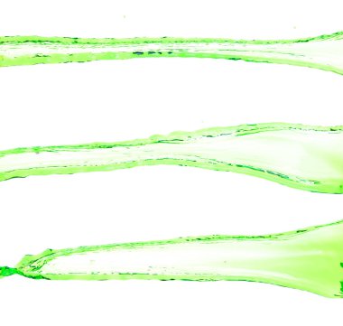 Doğadan gelen yeşil meyve suyu havaya sıçrar. Su yeşili yapraklar gökyüzünden dökülür ve saf doğal olarak arıtılır. Beyaz arkaplan üzerine su sıçrayan birçok şekil biçimi izole edildi.