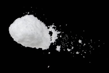 Düşen karların fotoğrafı, büyük, büyük, büyük kar yağışları. Siyah arkaplandaki dondurucu çekim izole edildi. Yumuşak beyaz kar taneleri bulutları havada uçuşuyor. Gerçek Kar yüksek hız kepengi