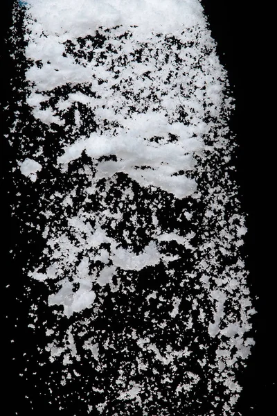 重い大きな小さなサイズの雪が降るの写真の画像 黒い背景の隔離されたオーバーレイでショットをフリーズします ふわふわの白い雪の結晶が空中に広がります 本物の雪の高速シャッター — ストック写真
